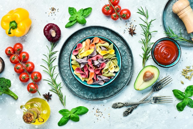 Talerz z kolorowym daniem